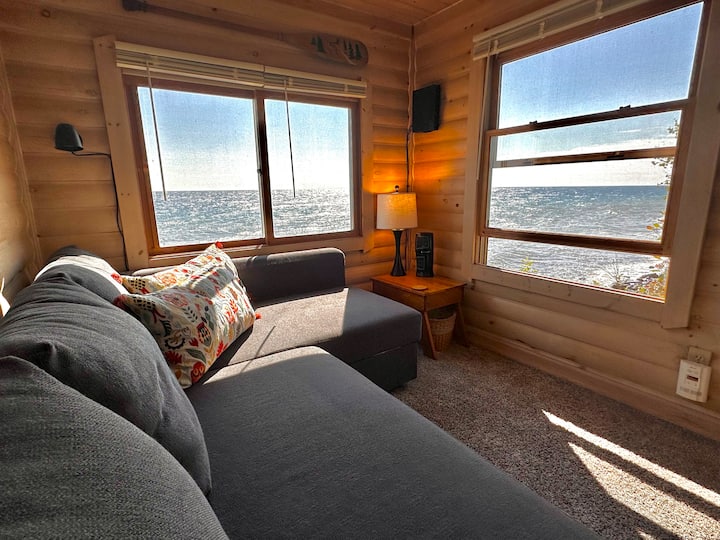 ¡Esta es la razón por la que la gente no puede cansarse de la cabaña 1! Encaramado sobre la playa Eve's Place justo en el Lago Superior. 