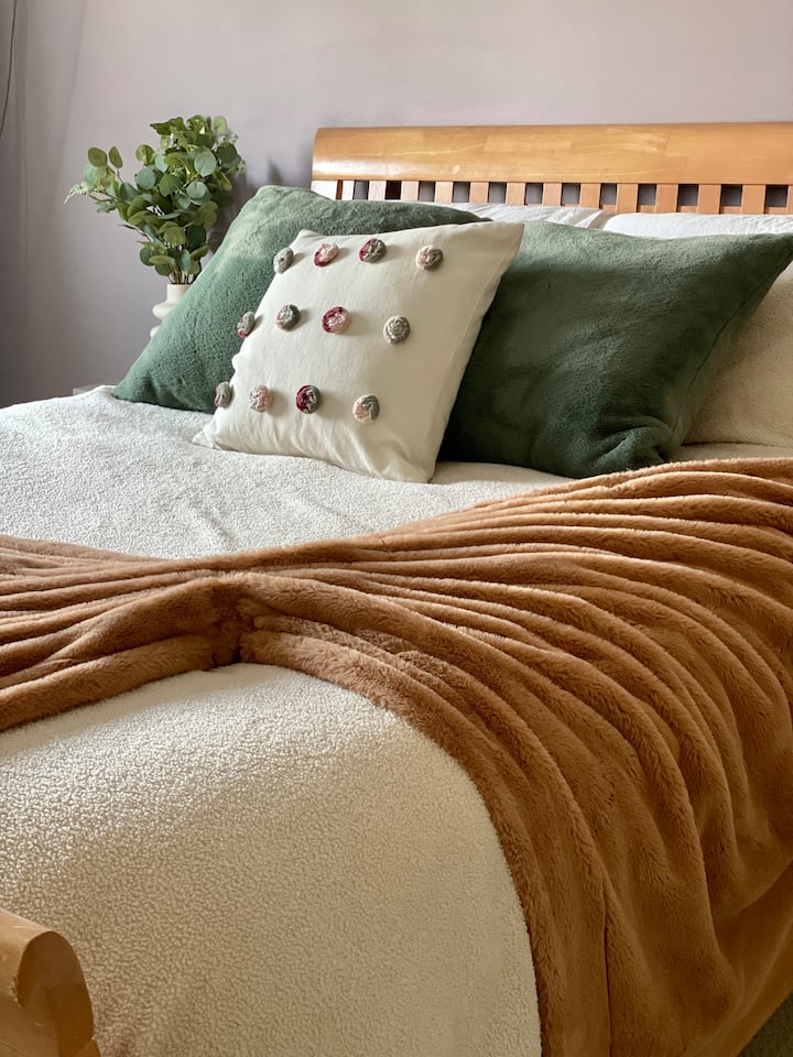 เตียงขนาดควีนไซส์ที่สะดวกสบายสุดๆและมู่ลี่สีดำเป็นเวทีสำหรับการนอนหลับที่ยอดเยี่ยม!