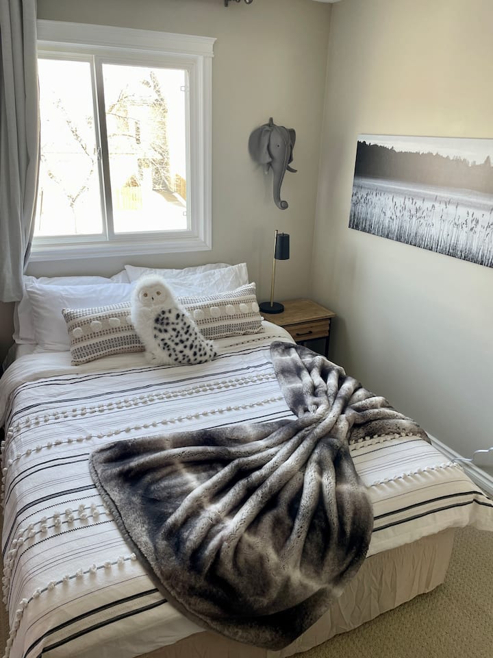 เตียงควีนไซส์อีกหลังในห้องนอนที่ 2 พร้อมมู่ลี่และผ้าห่มหลายผืนเพื่อการนอนหลับที่สมบูรณ์แบบ