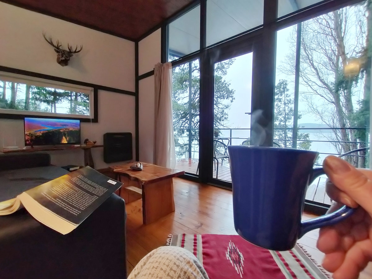 Anuncio de Airbnb popular: "The Lake Cabin" Shoreside on lake "Nahuel Huapi" en San Carlos De Bariloche