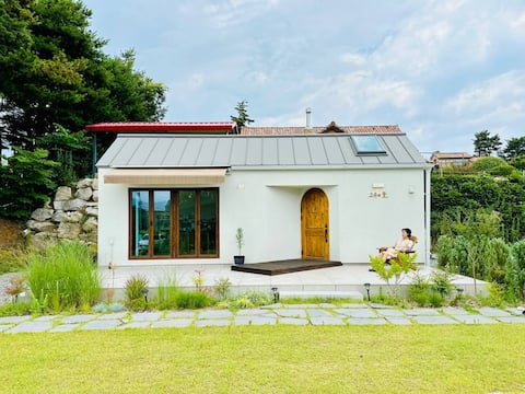 [Unique courtyard] Newly-built emotional single-family home • Seoraksan Ulsanbawi Rock View • Fire Pit • Sokcho 5k