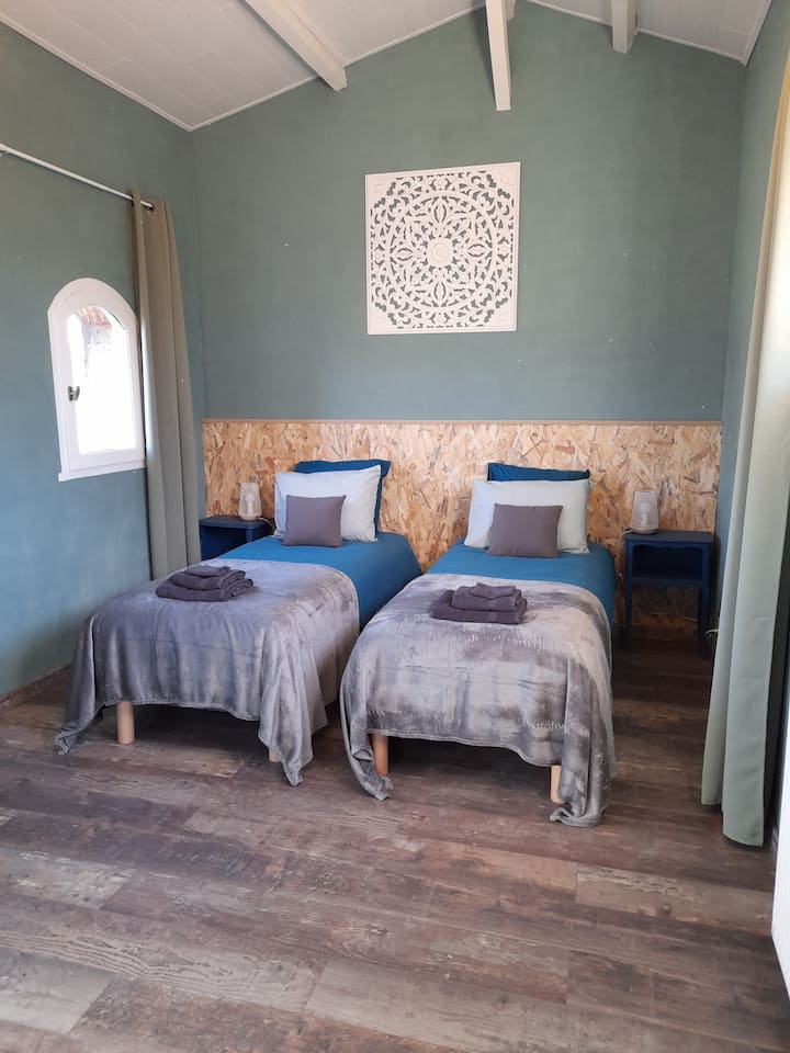 Pod u spavaćoj sobi
2 odvojena kreveta dimenzija 80 x 200 cm