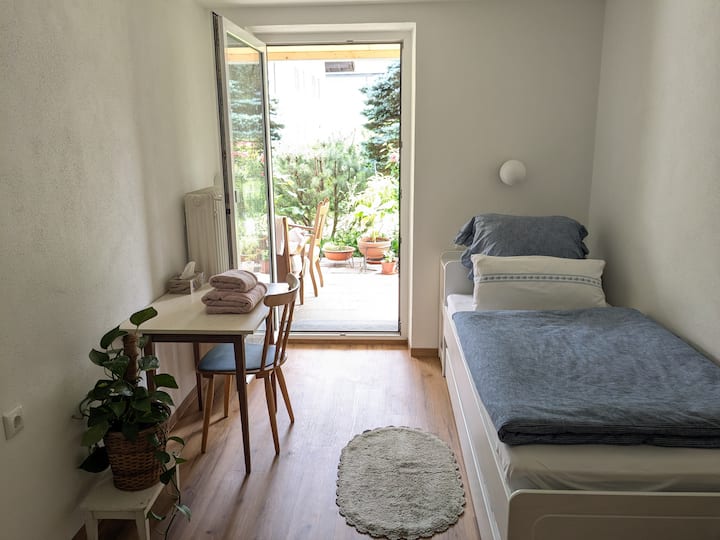 ერთადგილიანი ნომრიდან ასევე შესაძლებელია პირად ტერასასა და ბაღზე გასვლა.