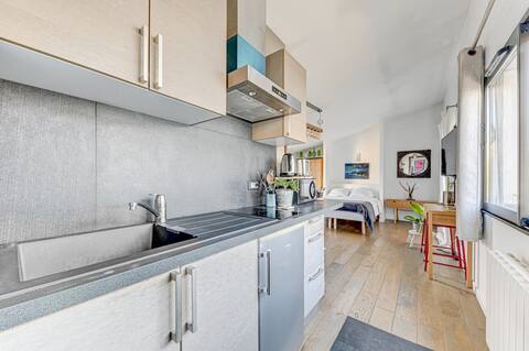 Top Airbnb: Independent air-conditioned studio in a large house à Villejuif