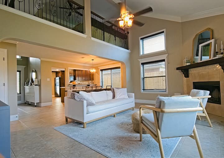 欢迎来到您位于里士满新装修的豪华海滨房源！ 这个开放式平面图和大窗户自然光线充足，让全家人都能展开！ 