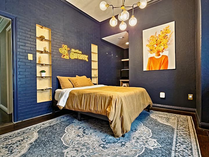 有喜怒无常的访客吗？ 享受这个独特风格的房间，曾经是家庭办公室空间（配备隐藏的迷你冰箱） ！ 这间宽敞的房间配备了内置的储物空间和办公桌空间。