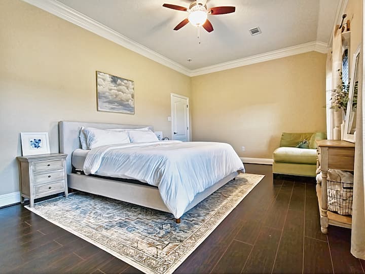 在这个宽敞安静的加大双人床主套房中放松身心，俯瞰水景！ 位于一楼，与其他卧室分开！ 应广大房客的需求，我们在这个房间添置了电视！