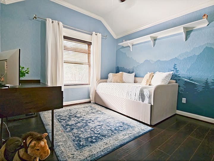 寻找「家」工作？ 如果需要，此客房专为房客提供全尺寸工作空间。 对于孩子们来说也很棒，脚轮会拉出，可容纳2张单人床！