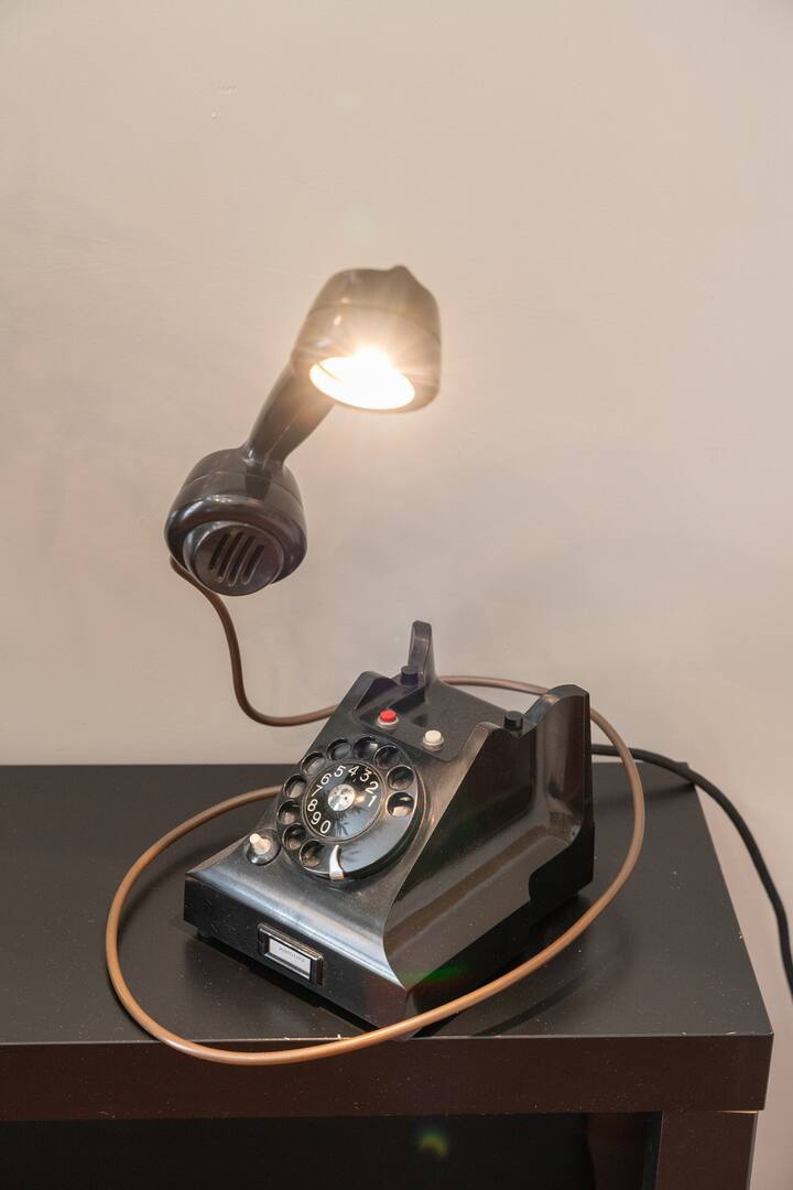 Lampada artistica ricavata da telefono d'epoca 
