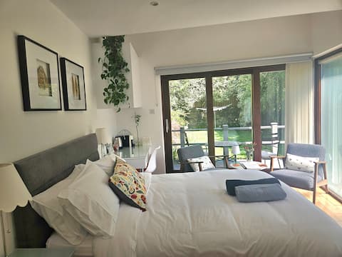 Top Airbnb: Private secure detached flat. in Pembroke