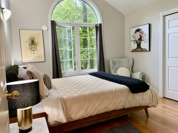 Pyrite房间有一张1.8米宽双人床。