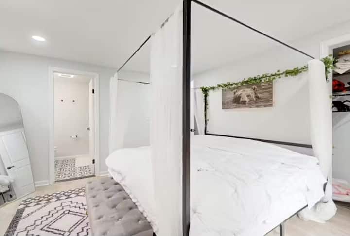 Dormitorio principal con chimenea y televisión inteligente