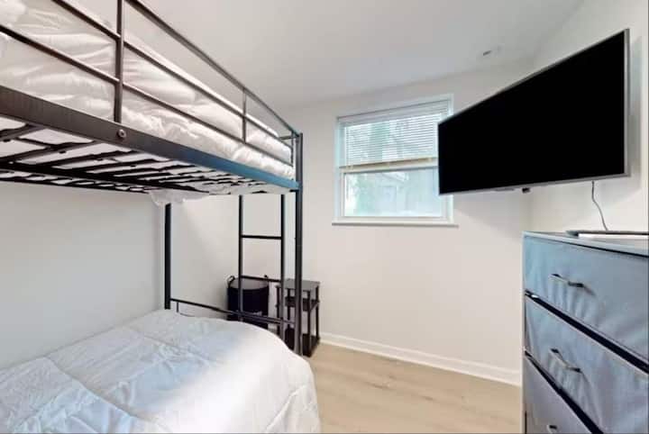 Dormitorio 6: habitación para niños con dos camas individuales, litera tamaño con cama nido y TV inteligente