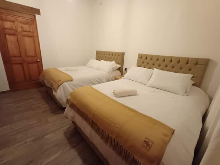 سريران مزدوجان ومراتب ممتازة وبياضات فندقية. خزانة وحمام خاص.