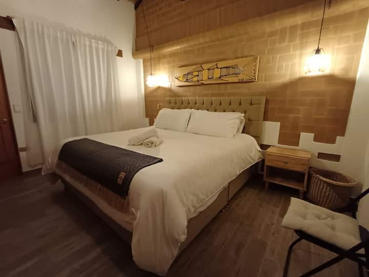 سرير كينج وفراش ممتاز وبياضات ووسائد خط الفندق. 