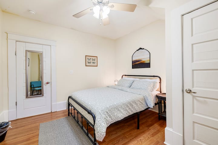Unidad del primer piso - Dormitorio #1 
La cama tamaño queen muy cómoda te ayudará a atrapar algunos buenos Zzz y a prepararte para las aventuras del día siguiente.