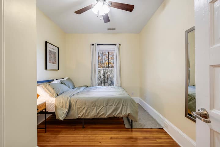 Unidad del segundo piso - Dormitorio #1 
La cama tamaño queen muy cómoda te ayudará a atrapar algunos buenos Zzz y a prepararte para las aventuras del día siguiente.