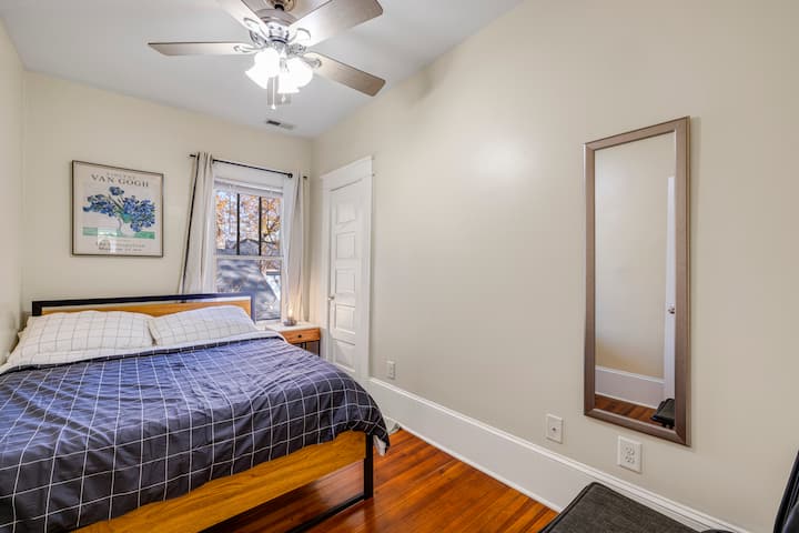 Unidad del segundo piso: dormitorio 2
Otra cómoda cama tamaño queen. Todas las habitaciones cuentan con espejos de tamaño completo para tu comodidad