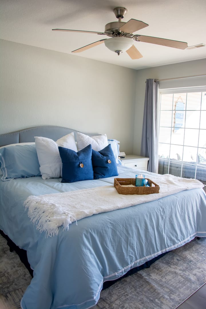 Dormitorio Bliss: ¡Relájate en este sereno refugio con vistas al lago y un confort elegante!