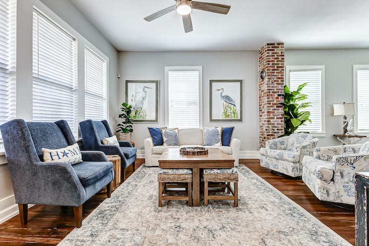 Relax In A Vibrant 6-bedroom Home With Heated Pool - Galveston, TX