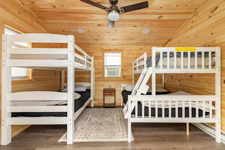 E vendosur në të majtë të kabinës së shkëputur, kjo dhomë ofron 2 krevate marinari, një me një mbretëreshë në pjesën e poshtme. komodinë dhe grepa muri 