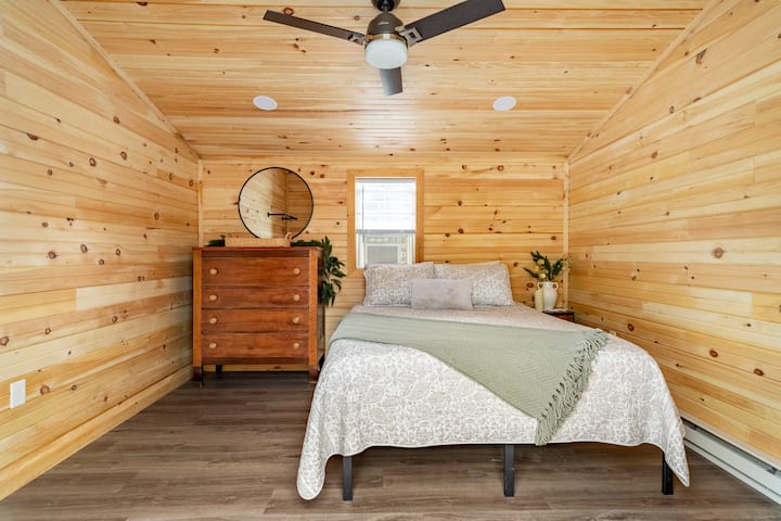 E vendosur në dhomën e mesme të kabinës, kjo dhomë ofron një krevat dopio "queen", komodinë dhe grepa muri me një shinë për të varur rrobat.  