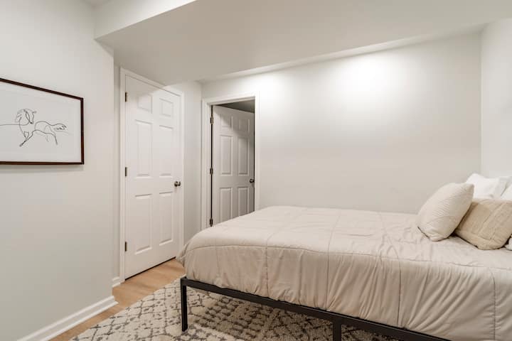 Ndodhet pranë dhomës së lojës me një krevat dopio "queen" dhe gjysmë banjë ngjitur 