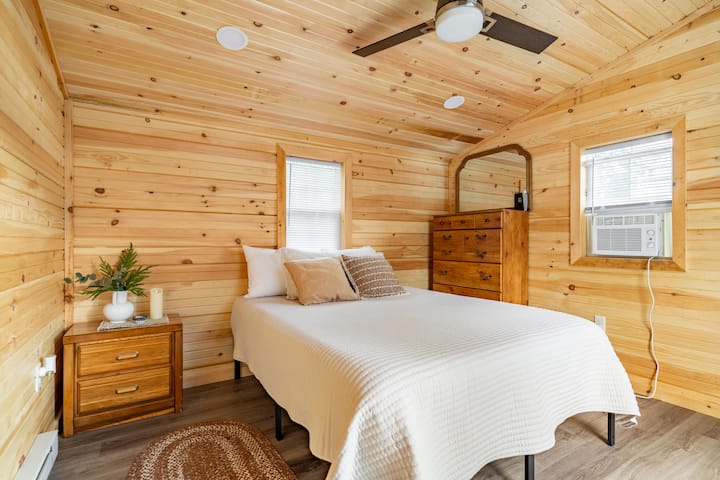 E vendosur në anën e djathtë të kabinës së shkëputur, kjo dhomë ofron një krevat dopio "queen", komodinë, grepa muri dhe një parmak të montuar në mur për të varur rrobat 