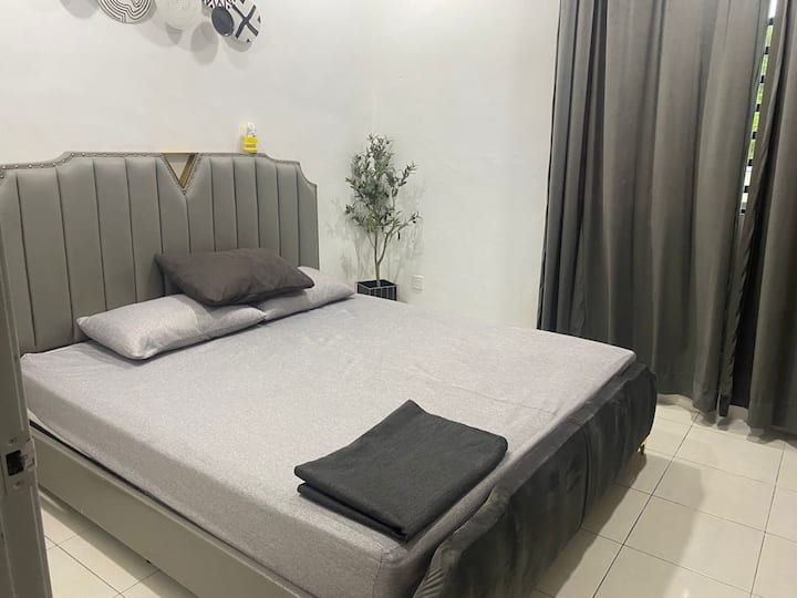 تحتوي غرفة النوم الرئيسية على حمام خاص (في هذا الحمام بدون سخانات مياه - يحتوي حمام شاه الخارجي على سخان مياه ومرحاض جالس)