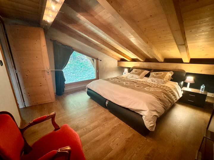 The only room upstairs, isolated from the other 3, with a king size bed of 180 cm and memory mattress