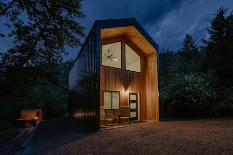 Creek front chalet with hot tub and sauna