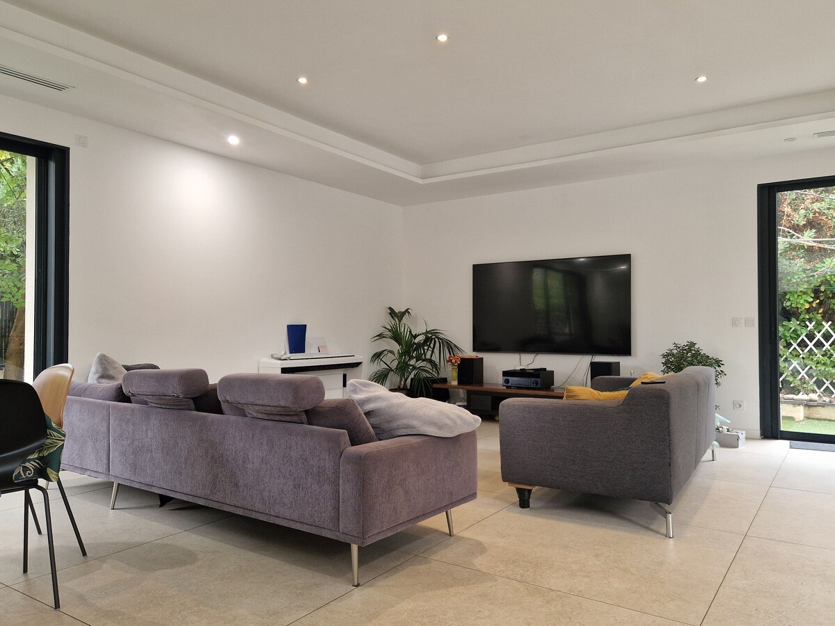 Popular Airbnb listing: Large modern Villa with view of the White tree in Montpellier