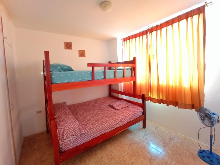 Zimmer 2.
Etagenbett:
-Colchón über 1/2 Platz.
-Colchon im Erdgeschoss 2 Sitzplätze.
Kleiner Kleiderschrank.
Tragbarer Ventilator.
Seitenblick auf den Strand.