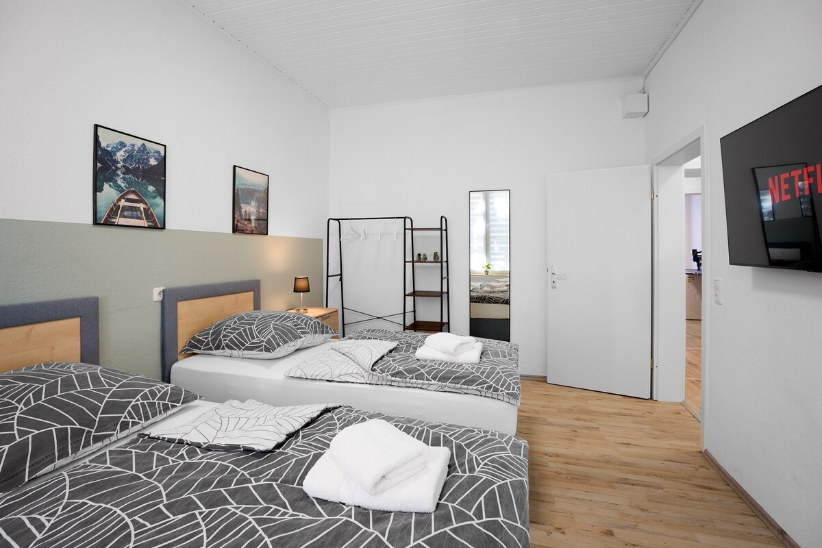 卧室1。从2023年开始配备50英寸三星电视的高级卧室。1个衣柜、1面镜子、2个梳妆台