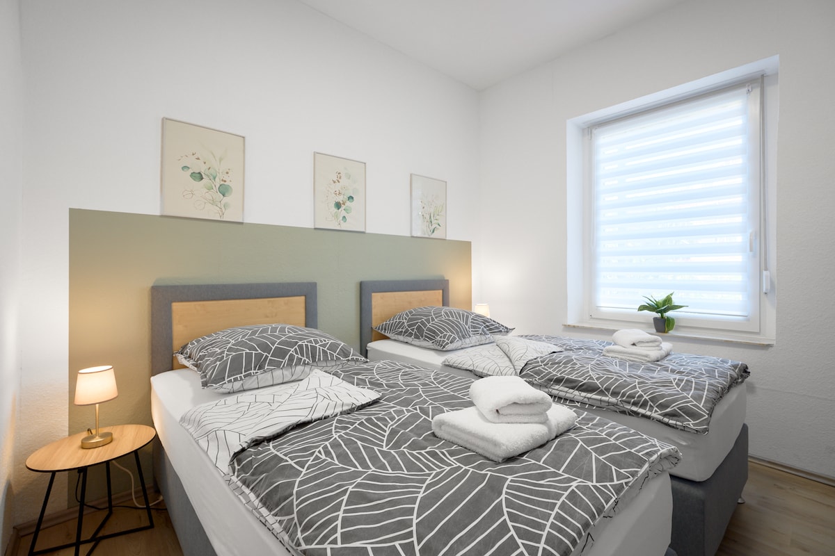 卧室4. 2张床的房间，配备轻松伸缩的单人床、衣柜、衣柜和镜子