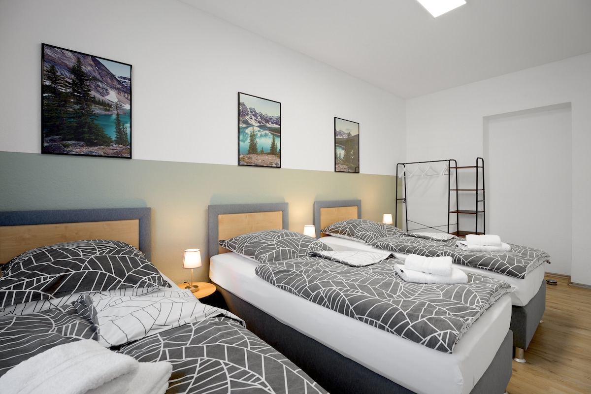 卧室2.宽敞的3间卧室，配有衣柜、衣柜和镜子