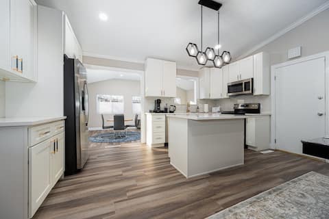 Gahanna Family-Friendly 4BR Retreat • King Bed