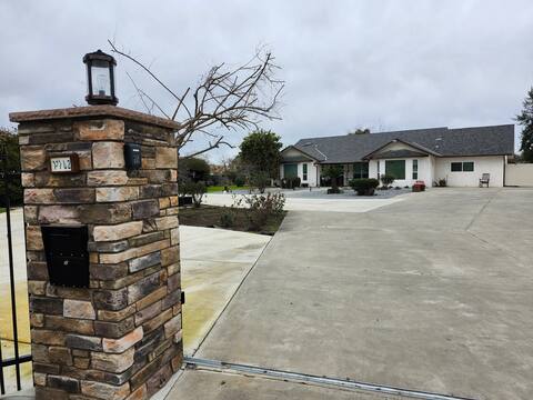 Lovely Gated Garden Home
Tesla Charger (need plug)