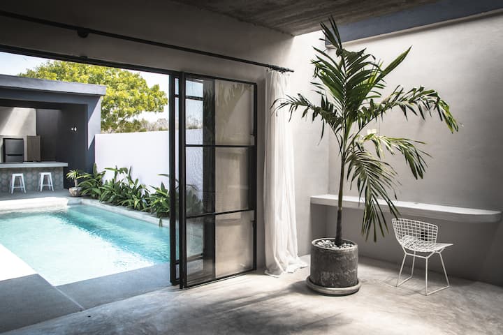 vue longue de la piscine sur la cuisine depuis la chambre 1.