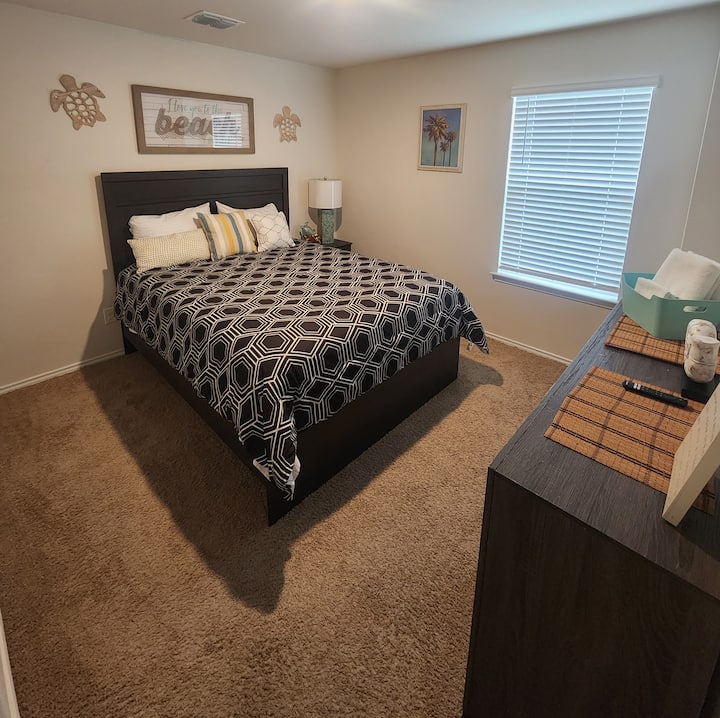 Spavaća soba za goste s velikim krevetom, ladicama i TV-om