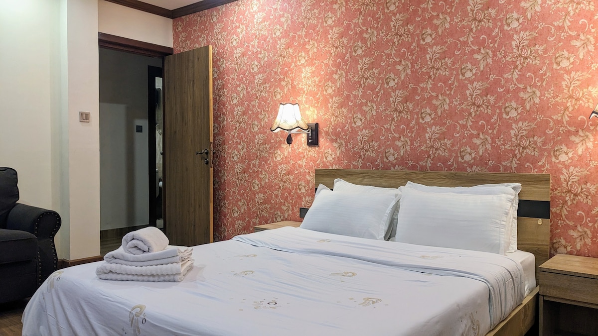 Šarmantna spavaća soba: elegantan dekor s plišanom posteljinom, savršen za opuštanje nakon gradskih pustolovina!