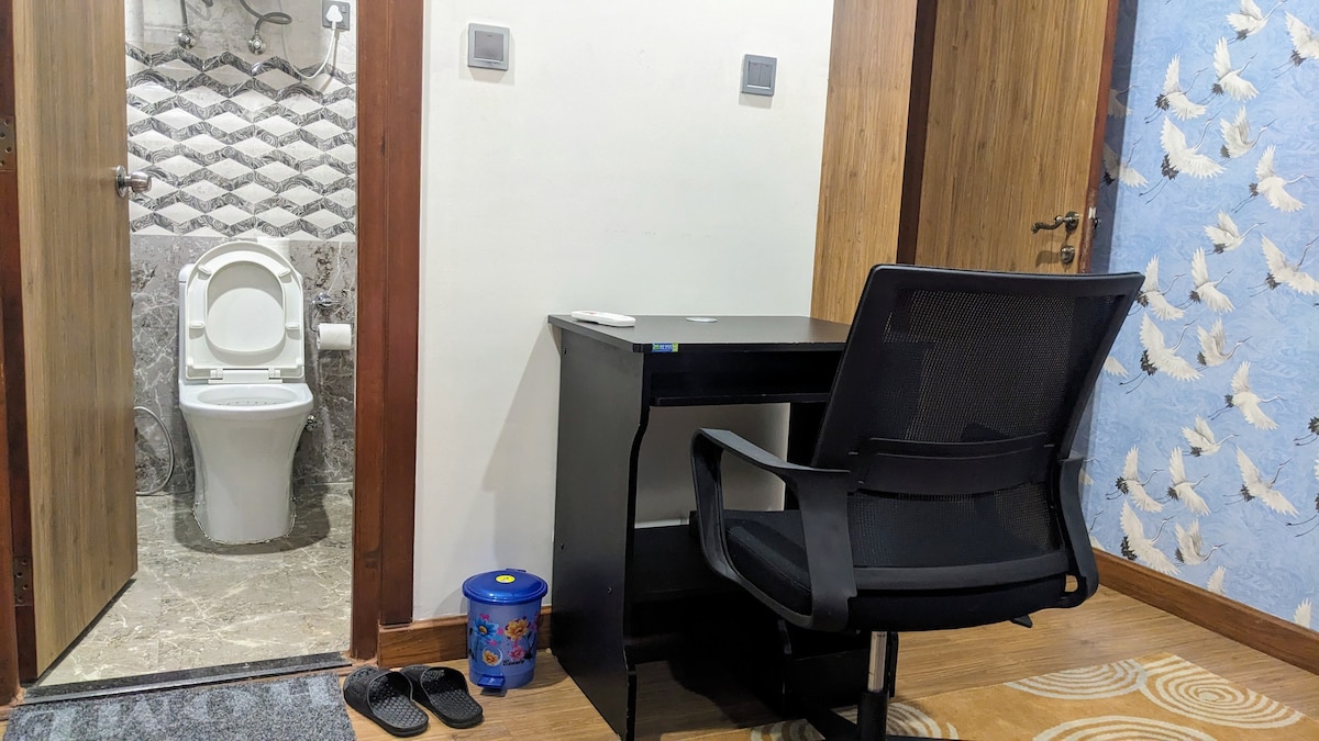 Workspace Retreat: moderan radni stol i privlačan dekor, savršen za produktivnost u Katmanduu!