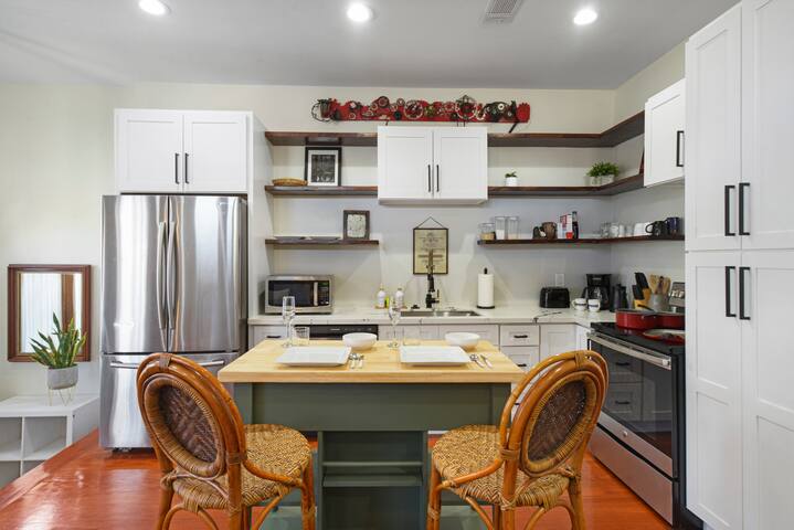 Blocks 2 FQ- 9 Beds, Bonus BR, 2 Master BRs & TVs gallery image 2