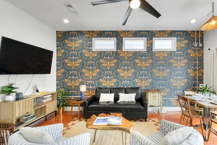 Blocks 2 FQ- 9 Beds, Bonus BR, 2 Master BRs & TVs