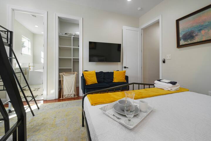 Blocks 2 FQ- 9 Beds, Bonus BR, 2 Master BRs & TVs gallery image 3