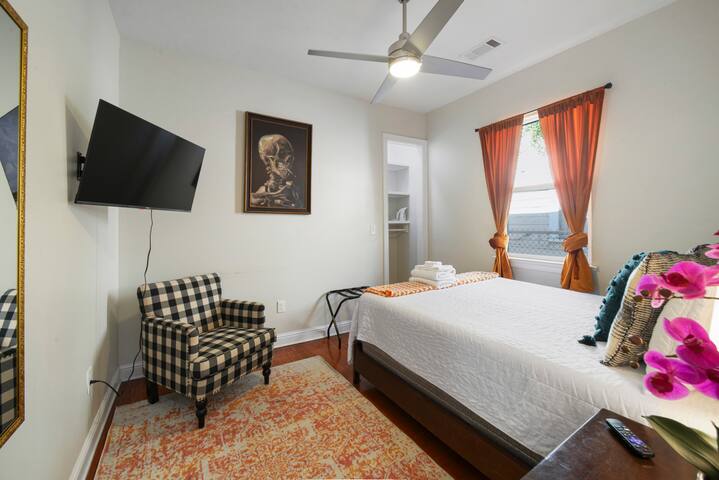 Blocks 2 FQ- 9 Beds, Bonus BR, 2 Master BRs & TVs gallery image 5