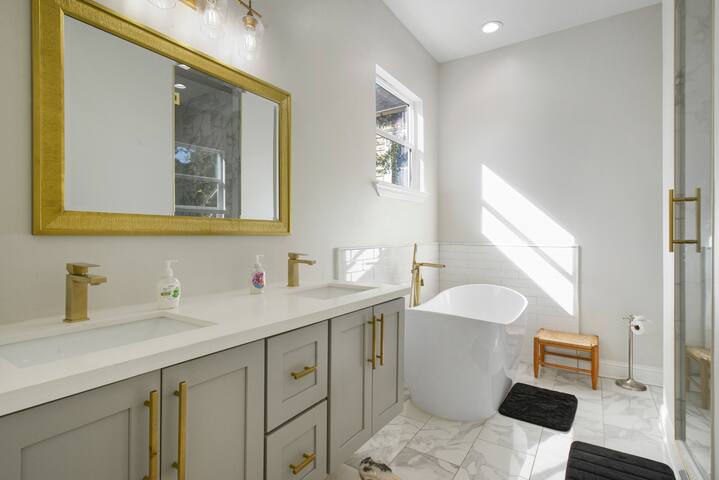 Blocks 2 FQ- 9 Beds, Bonus BR, 2 Master BRs & TVs gallery image 4