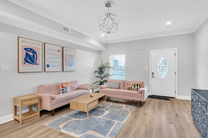 Nola Supreme | 7 Beds | 5 En-suite Baths | Parking - Metairie, LA