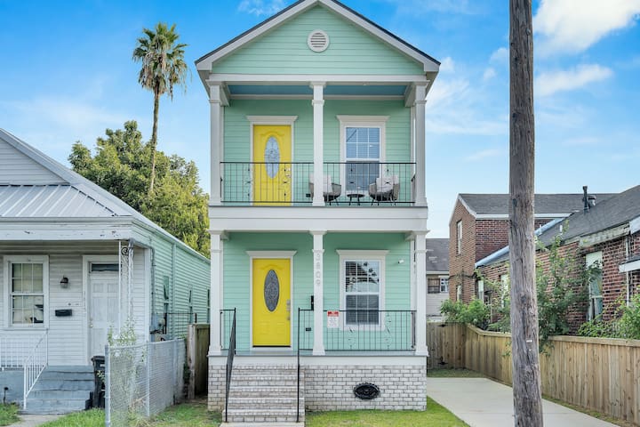 Pristine NOLA Gem- 5 enSuite Baths, Parking & Yard