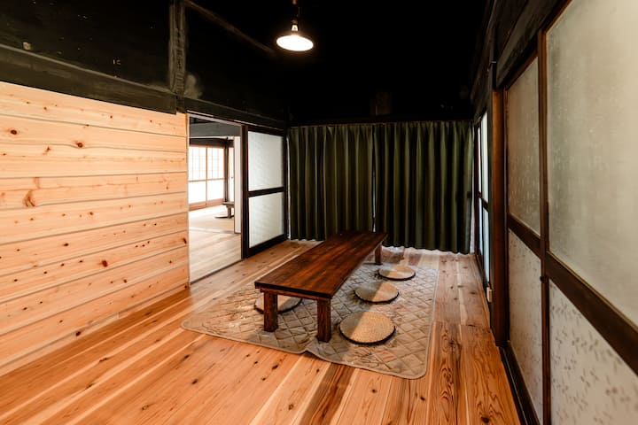 食事や会話を楽しむダイニングスペース。　
冬場は豆炭炬燵になります。
